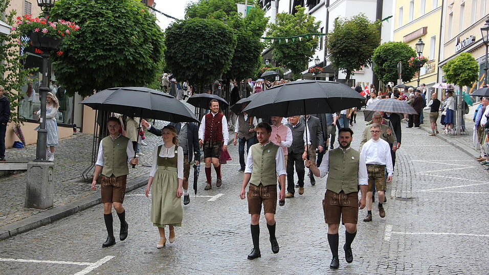 Das war der Bierzelteinzug beim Bad Kötztinger Pfingstvolksfest 2025. Das war der Bierzelteinzug beim Bad Kötztinger Pfingstvolksfest 2025.