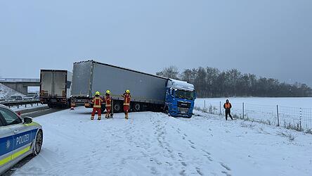 Wegen Schneegl&auml;tte ist ein Lastwagen von der Fahrbahn der A 3 gerutscht. Verletzt wurde niemand, Einsatzkr&auml;fte der Freiwilligen Feuerwehr wurden zur Absicherung mit eingesetzt.