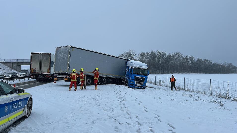Wegen Schneeglätte ist ein Lastwagen von der Fahrbahn der A 3 gerutscht. Verletzt wurde niemand, Einsatzkräfte der Freiwilligen Feuerwehr wurden zur Absicherung mit eingesetzt. Wegen Schneeglätte ist ein Lastwagen von der Fahrbahn der A 3 gerutscht. Verletzt wurde niemand, Einsatzkräfte der Freiwilligen Feuerwehr wurden zur Absicherung mit eingesetzt.