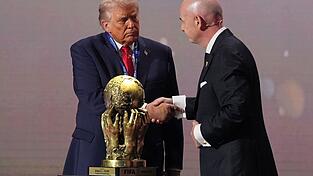 Donald Trump &uuml;berlasst Gianni Infantino die Entscheidung &uuml;ber eine WM-Teilnahme des Iran. (Archivbild)