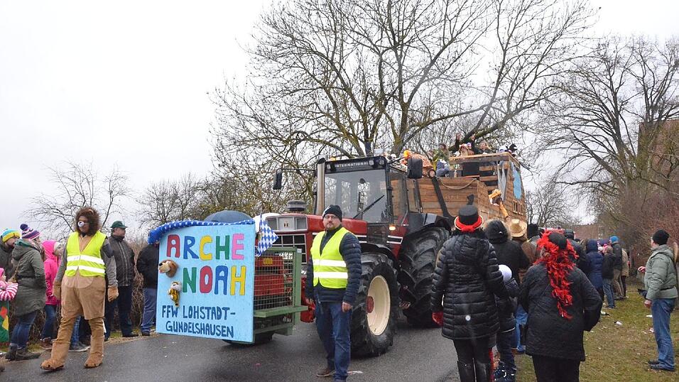 Mit dem großartigen 67. Faschingszug und einem anschließenden 'Narrentreiben' nahm am Faschingsdienstag der Fasching 2017 in Sarching ein glanzvolles Ende. Und was dabei alle 'narrisch' freute, das Wetter spielte doch noch mit; denn während des Zuges war es regenfrei; erst zum Ende regnete es! Mit dem großartigen 67. Faschingszug und einem anschließenden 'Narrentreiben' nahm am Faschingsdienstag der Fasching 2017 in Sarching ein glanzvolles Ende. Und was dabei alle 'narrisch' freute, das Wetter spielte doch noch mit; denn während des Zuges war es regenfrei; erst zum Ende regnete es!