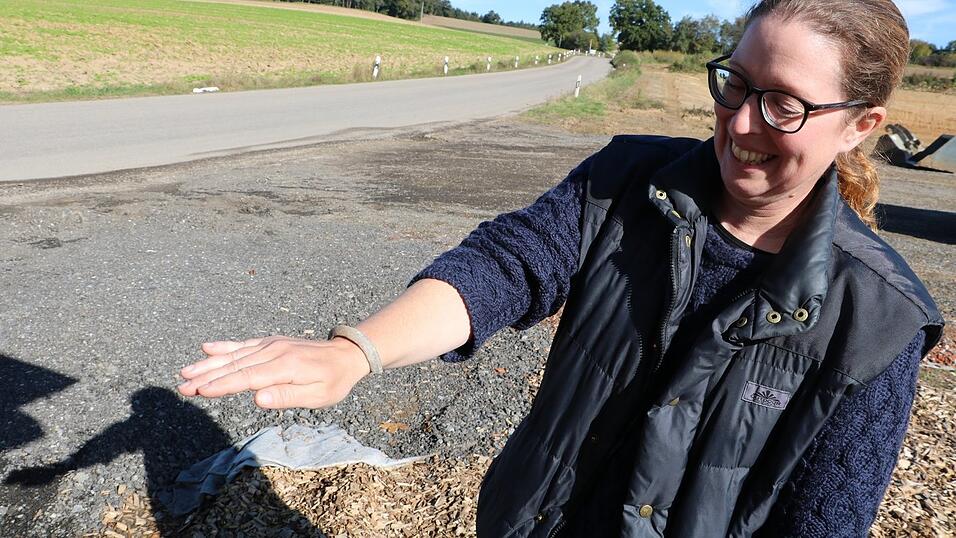 Grabungstechnikerin Sabine Zawadzki zeigt einen steinzeitlichen Armreif.