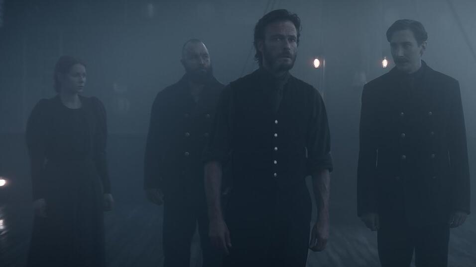 Kapit&auml;n Eyk (Bildmitte, gespielt von Andreas Pietschmann) will herausfinden, was mit den Passagieren der Prometheus passiert ist.