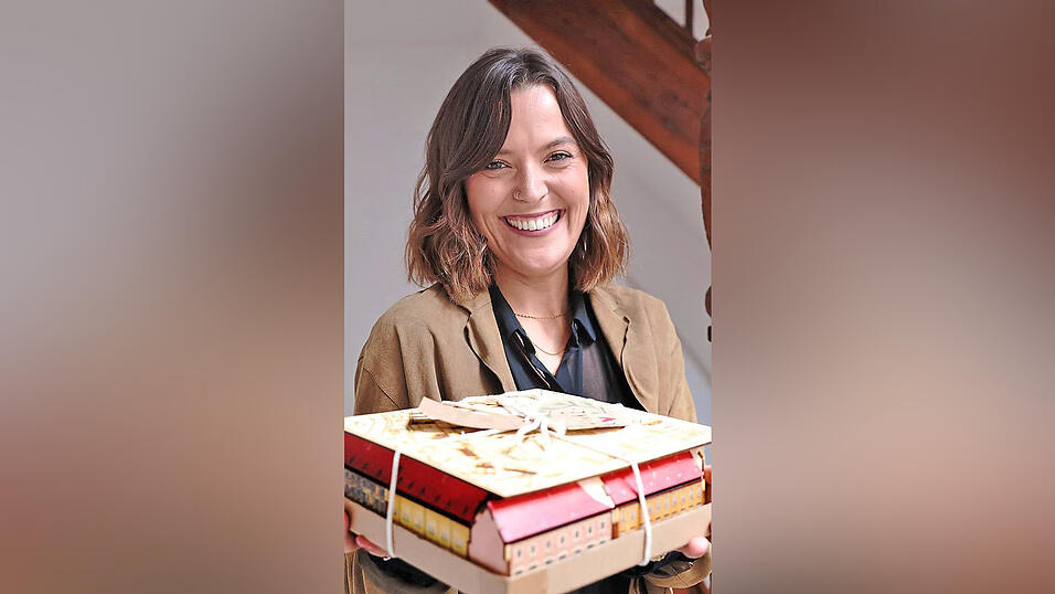 Sophie Killermann mit ihrem Adventskalender.
