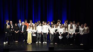 Musikschulleiter Heinrich Troiber (6.v.l.) nannte die Jugendkulturtage - heuer mit 1.300 Mitwirkenden in 16 Veranstaltungen - einen „Segen für den Landkreis“. Musikschulleiter Heinrich Troiber (6.v.l.) nannte die Jugendkulturtage - heuer mit 1.300 Mitwirkenden in 16 Veranstaltungen - einen „Segen für den Landkreis“.