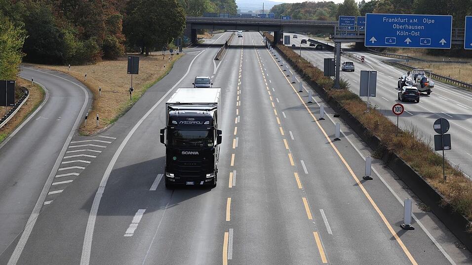 Fast alle Bundesländer haben das Fahrverbot für Lkw an Sonn- und Feiertagen vorübergehend aufgehoben. Fast alle Bundesländer haben das Fahrverbot für Lkw an Sonn- und Feiertagen vorübergehend aufgehoben.