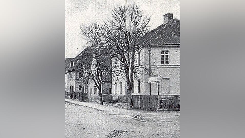 Der Unterricht fand in dieser Zeit in dem Schulgebäude, das von 1841 bis 1962 als Schule diente und heute an der Hauptstraße die Druckerei Kössinger beherbergt, statt. Der Unterricht fand in dieser Zeit in dem Schulgebäude, das von 1841 bis 1962 als Schule diente und heute an der Hauptstraße die Druckerei Kössinger beherbergt, statt.