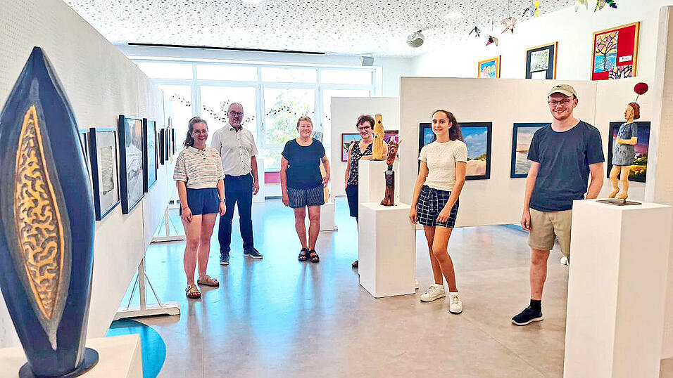 Aufbauteam und Bürgermeister (v.l.): Lea Eggenmüller, Hans Greil, Beate Gotthans-Gierl, Gunda Wifling, Marie Spannagl und Tobias Mühlbauer Aufbauteam und Bürgermeister (v.l.): Lea Eggenmüller, Hans Greil, Beate Gotthans-Gierl, Gunda Wifling, Marie Spannagl und Tobias Mühlbauer