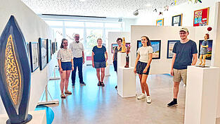 Aufbauteam und Bürgermeister (v.l.): Lea Eggenmüller, Hans Greil, Beate Gotthans-Gierl, Gunda Wifling, Marie Spannagl und Tobias Mühlbauer Aufbauteam und Bürgermeister (v.l.): Lea Eggenmüller, Hans Greil, Beate Gotthans-Gierl, Gunda Wifling, Marie Spannagl und Tobias Mühlbauer