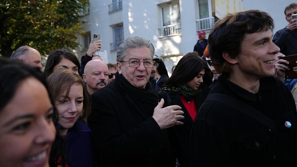 Der Pr&auml;sidentschaftskandidat der Linken, Jean-Luc M&eacute;lenchon, mischte sich in Paris unter die Demonstranten.