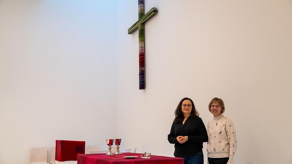 Pfarrerin Stefanie Lauterbach (l) und Prädikantin Eva-Maria Mauerer stehen am Altar im Innenraum der neuen Kirche. Pfarrerin Stefanie Lauterbach (l) und Prädikantin Eva-Maria Mauerer stehen am Altar im Innenraum der neuen Kirche.