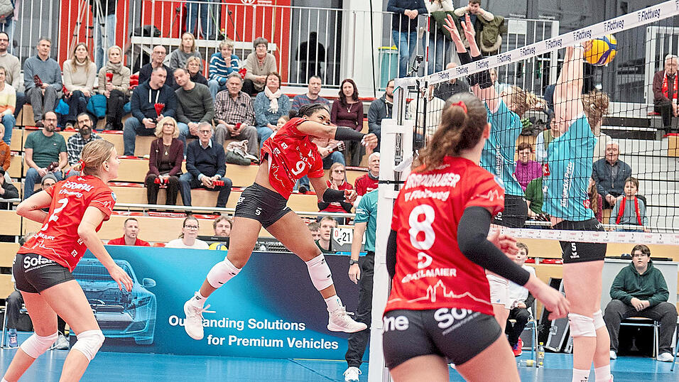 Klare Marschroute: Pia Fernau (li.), Crystal Burk (Mitte) und Co. gehen konzentriert und entschlossen in die Begegnung mit den Wildcats Stralsund und wollen die Heimkulisse zur Revanche f&uuml;r die bis dato einzige Saisonniederlage nutzen.