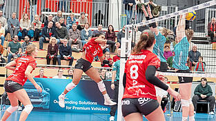 Klare Marschroute: Pia Fernau (li.), Crystal Burk (Mitte) und Co. gehen konzentriert und entschlossen in die Begegnung mit den Wildcats Stralsund und wollen die Heimkulisse zur Revanche für die bis dato einzige Saisonniederlage nutzen. Klare Marschroute: Pia Fernau (li.), Crystal Burk (Mitte) und Co. gehen konzentriert und entschlossen in die Begegnung mit den Wildcats Stralsund und wollen die Heimkulisse zur Revanche für die bis dato einzige Saisonniederlage nutzen.