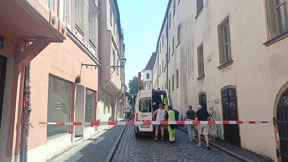 Die Straße 'Unter den Schwibbögen' bleibt aufgrund der Reparaturarbeiten an der defekten Wasserleitung voraussichtlich einige Tage gesperrt. Die Straße 'Unter den Schwibbögen' bleibt aufgrund der Reparaturarbeiten an der defekten Wasserleitung voraussichtlich einige Tage gesperrt.