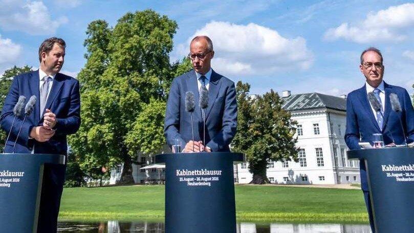 Vizekanzler Lars Klingbeil (SPD, v.l.), Kanzler Friedrich Merz (CDU) und Bundesinnenminister Alexander Dobrindt (CSU) stellen die Ergebnisse der Klausurtagung der Bundesregierung in Schloss Neuhardenberg vor.
