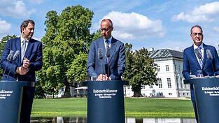 Vizekanzler Lars Klingbeil (SPD, v.l.), Kanzler Friedrich Merz (CDU) und Bundesinnenminister Alexander Dobrindt (CSU) stellen die Ergebnisse der Klausurtagung der Bundesregierung in Schloss Neuhardenberg vor.