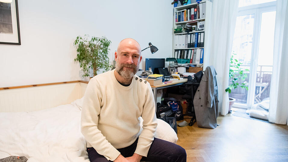 Nicolas ist ein geschiedener Vater aus Frankreich. Er darf im Rahmen des Programms 'Mein Papa kommt' kostenlos bei der fünfköpfigen Familie Halt übernachten, wenn er seine drei Kinder besuchen möchte. Nicolas ist ein geschiedener Vater aus Frankreich. Er darf im Rahmen des Programms 'Mein Papa kommt' kostenlos bei der fünfköpfigen Familie Halt übernachten, wenn er seine drei Kinder besuchen möchte.