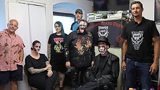 Die Mitglieder der Bavarian Scare Crew im Vereinszimmer in Eichendorf.