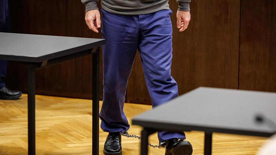 Das Motiv ist laut Anklage Rache f&uuml;r den gewaltsamen Tod der Schwester vor etwa 20 Jahren.