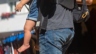 In Deutschland erkl&auml;ren 42 Prozent der V&auml;ter, kranke Kinder mindestens ebenso h&auml;ufig zu betreuen wie ihre Partnerinnen. (Symbolbild)