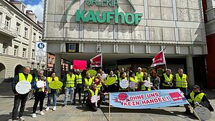 Die Mitglieder der Tarifkommission und verdi haben sich in Regensburg unter anderem mit den Kaufhof-Beschäftigten solidarisiert.