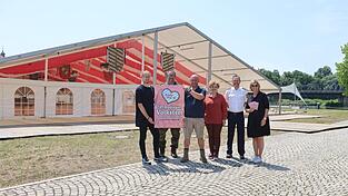 Blicken mit Zuversicht auf das Rodinger Volksfest (von links): Eventmanager Sebastian Gabler, Kommandant Alexander Tag, Festwirt Stefan Fichtl, Bürgermeisterin Alexandra Riedl, Polizeichef Bernhard Hager und Birgit Lehner vom Tourismusbüro.