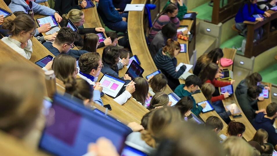 An Hochschulen gibt es fachspezifische Br&uuml;ckenkurse, um die Defizite auszugleichen. (Symbolbild)