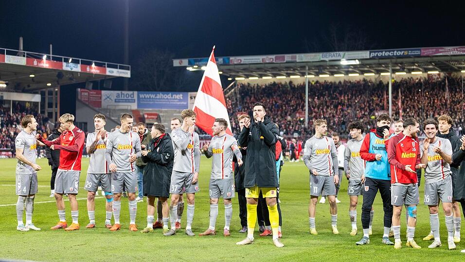 Freitagabend, 19. Dezember: Der Jahn feiert das 2:2-Remis (nach 0:2-R&uuml;ckstand) im Energiestadion. An diesem Samstag m&ouml;chten die Regensburger den Aufstiegsaspiranten aus Cottbus erneut &auml;rgern.