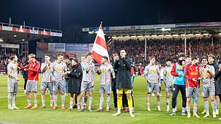 Freitagabend, 19. Dezember: Der Jahn feiert das 2:2-Remis (nach 0:2-R&uuml;ckstand) im Energiestadion. An diesem Samstag m&ouml;chten die Regensburger den Aufstiegsaspiranten aus Cottbus erneut &auml;rgern.