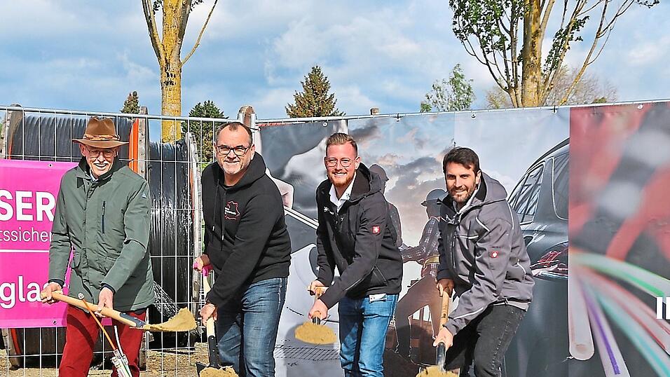 Spatenstich für den Glasfaserausbau im Hauptort Mauern: (v. l.) Bürgermeister Georg Krojer, Harald Jungmeier (Telekom), Sebastian Bauer und Projektleiter Mario Thoma von der Firma INconnect. Spatenstich für den Glasfaserausbau im Hauptort Mauern: (v. l.) Bürgermeister Georg Krojer, Harald Jungmeier (Telekom), Sebastian Bauer und Projektleiter Mario Thoma von der Firma INconnect.