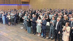 400 G&auml;ste aus Kommunal- und Landespolitik bedachten Landrat Franz L&ouml;ffler bei seiner Verabschiedung aus dem Amt mit stehenden Ovationen.