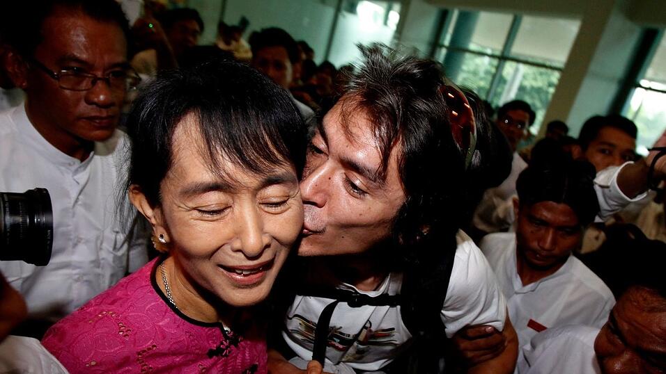 Ein Bild aus besseren Tagen: Aung San Suu Kyi 2011 zusammen mit ihrem Sohn Kim Aris. (Archivbild) Ein Bild aus besseren Tagen: Aung San Suu Kyi 2011 zusammen mit ihrem Sohn Kim Aris. (Archivbild)
