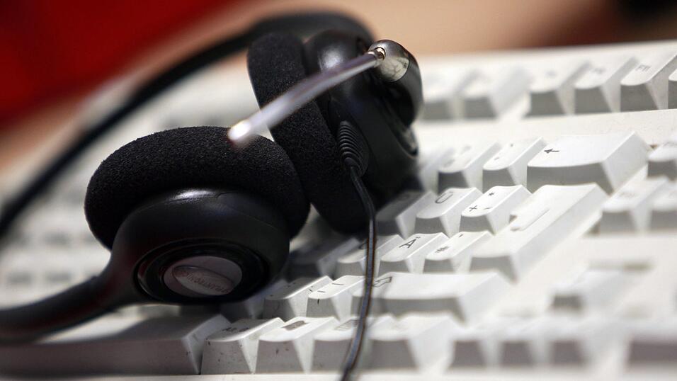 Bald überflüssig und durch KI ersetzt? Versicherungen und große Banken beschäftigen viele Mitarbeiter in Call-Centern.(Symbolbild)