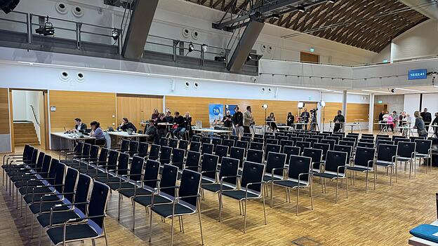 Soeben hat der Rechtsreferent der Stadt Regensburg die Wahlparty im Marinaforum offiziell er&ouml;ffnet. Die Wahllokale sind inzwischen geschlossen. Vor Ort ist es noch recht leer. Die Ergebnisse wird es aber auch erst sp&auml;ter geben. Zuerst werden die Stimmen zur OB-Wahl ausgez&auml;hlt. Erst danach beginnt die Auwertung der Wahl zum neuen Stadtrat.