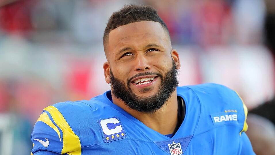 Aaron Donald: Der Verteidiger der Los Angeles Rams ist für viele Experten der wichtigste und beste Spieler im Kader des Favoriten. Donald ist eine Naturgewalt: Schnell, stark, wendig und eine permanente Gefahr für jeden Quarterback, auf deren Körper er es fast immer abgesehen hat. Sollte der 30 Jahre alte Defensive Tackle seine Normalform erreichen, hat Bengals-Quarterback Joe Burrow keinen schönen Arbeitstag - und Donald einen großen Anteil, wenn er endlich die eine Trophäe in die Luft recken kann, die ihm in der NFL fehlt. Aaron Donald: Der Verteidiger der Los Angeles Rams ist für viele Experten der wichtigste und beste Spieler im Kader des Favoriten. Donald ist eine Naturgewalt: Schnell, stark, wendig und eine permanente Gefahr für jeden Quarterback, auf deren Körper er es fast immer abgesehen hat. Sollte der 30 Jahre alte Defensive Tackle seine Normalform erreichen, hat Bengals-Quarterback Joe Burrow keinen schönen Arbeitstag - und Donald einen großen Anteil, wenn er endlich die eine Trophäe in die Luft recken kann, die ihm in der NFL fehlt.