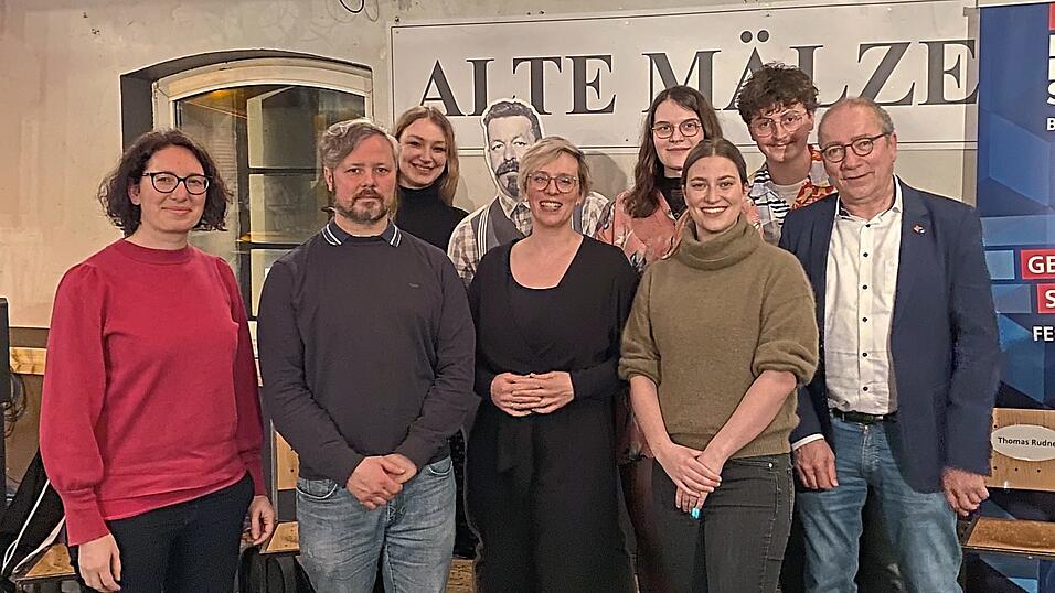 Kathrin Freier-Maldoner (von links, Tandem), Martin Oswald (DGB), Annika Wintersberger (Asta), Eva Nagler (Friedrich-Ebert-Stiftung), Lou Siemens (Asta), Theresa Rieger (Moderation), Simon Lachner (Letzte Generation) und Europaabgeordneter Thomas Rudner.