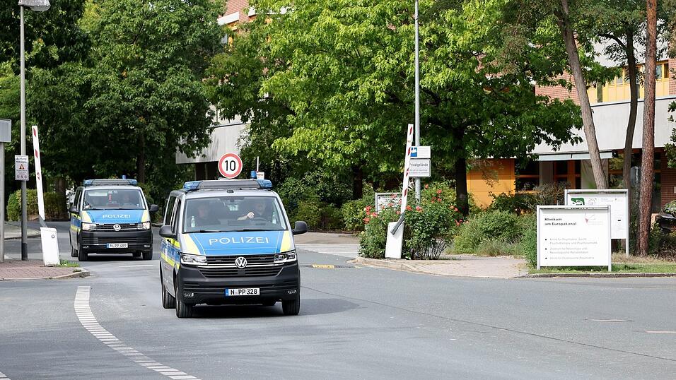 Der Mann soll sich noch während seines Ausgangs ins Ausland abgesetzt haben. Seit Sonntag ist er wieder in der Forensischen Psychiatrie in Erlangen untergebracht. Der Mann soll sich noch während seines Ausgangs ins Ausland abgesetzt haben. Seit Sonntag ist er wieder in der Forensischen Psychiatrie in Erlangen untergebracht.