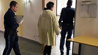 Vor dem Landgericht Landshut ist ein Pfleger angeklagt. Er soll eine Seniorin ermordet haben.