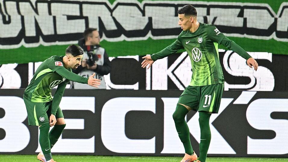 Wolfsburger Torjubel: Adam Daghim (r) und der Torschütze Mohammed Amoura.