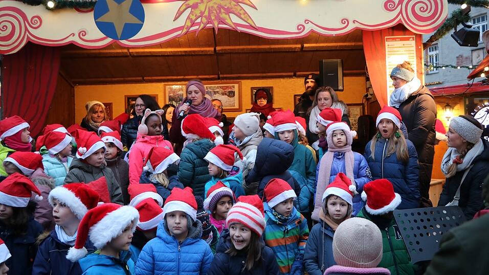 Oberbürgermeisterin Gertrud Maltz-Schwarzfischer (zweite von links oben) lobte unter anderem die musikalische Begleitung der Eröffnung durch die Kinder des Kinderhorts Engelburgergasse. Oberbürgermeisterin Gertrud Maltz-Schwarzfischer (zweite von links oben) lobte unter anderem die musikalische Begleitung der Eröffnung durch die Kinder des Kinderhorts Engelburgergasse.