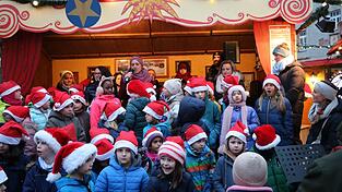 Oberbürgermeisterin Gertrud Maltz-Schwarzfischer (zweite von links oben) lobte unter anderem die musikalische Begleitung der Eröffnung durch die Kinder des Kinderhorts Engelburgergasse. Oberbürgermeisterin Gertrud Maltz-Schwarzfischer (zweite von links oben) lobte unter anderem die musikalische Begleitung der Eröffnung durch die Kinder des Kinderhorts Engelburgergasse.