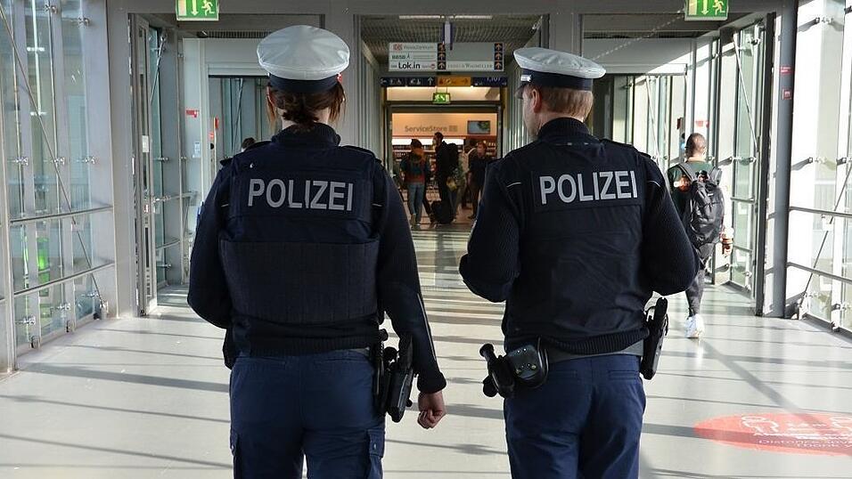 Am Hauptbahnhof Regensburg sind zwei M&auml;nner bei einem mutma&szlig;lichen Autokauf um 3.000 Euro betrogen und mit Pfefferspray angegriffen worden.&nbsp;Die Bundespolizei bittet um Hinweise.