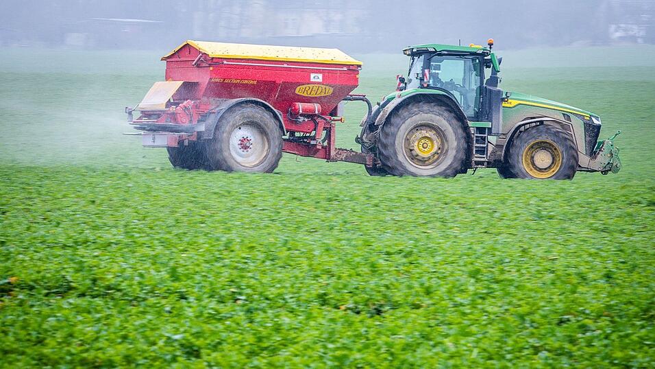 Landwirte m&uuml;ssen bald ihre D&uuml;ngemittel-Vorr&auml;te auff&uuml;llen. (Symbolbild)