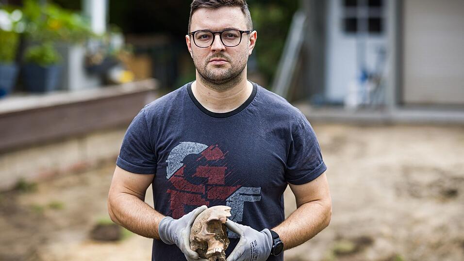 Felix Chall hat etliche Knochen in seinem Garten in Braunschweig gefunden. Felix Chall hat etliche Knochen in seinem Garten in Braunschweig gefunden.
