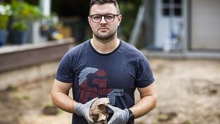 Felix Chall hat etliche Knochen in seinem Garten in Braunschweig gefunden.