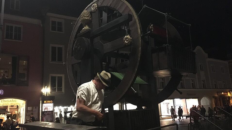 Der Straubinger Stadtplatz wird am Wochenende ganz in mittelalterliches Flair getaucht. Die schönsten Schnappschüsse haben wir für Sie zusammengestellt. Der Straubinger Stadtplatz wird am Wochenende ganz in mittelalterliches Flair getaucht. Die schönsten Schnappschüsse haben wir für Sie zusammengestellt.