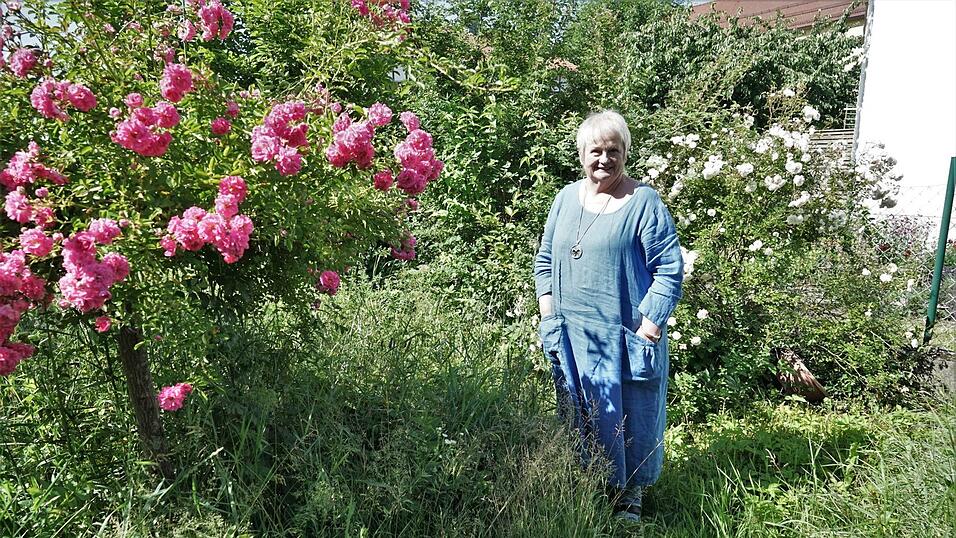 Inmitten wild wuchernder Rosen: Die Künstlerin Claudia Weigert-Trinkler beim Nachgespräch zu ihrer Ausstellung 'drinnen + draußen'. Inmitten wild wuchernder Rosen: Die Künstlerin Claudia Weigert-Trinkler beim Nachgespräch zu ihrer Ausstellung 'drinnen + draußen'.