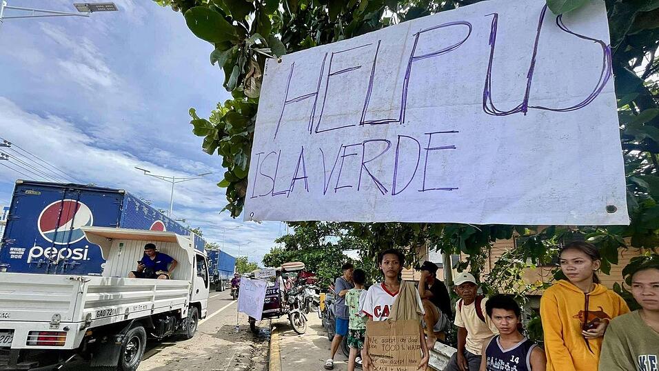 Verzweifelte Bürger hoffen nach den Überschwemmungen auf Hilfe. Verzweifelte Bürger hoffen nach den Überschwemmungen auf Hilfe.