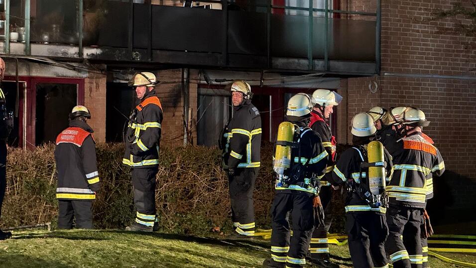 Bei dem Brand in einem Hamburger Pflegeheim kam für einen Mann jede Hilfe zu spät. Bei dem Brand in einem Hamburger Pflegeheim kam für einen Mann jede Hilfe zu spät.