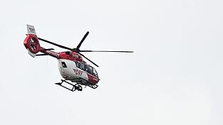 Mit einem Hubschrauber wird das M&auml;dchen in eine Klinik geflogen. (Symbolbild)